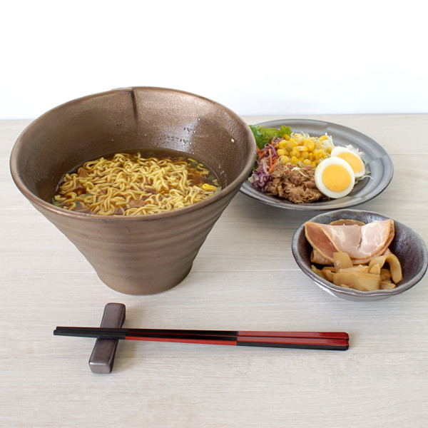 カップラーメンを盛り付け 丸モ高木陶器 あの器 ここにあるんだ カップラーメンを盛り付け 丸モ高木陶器 あの器 ここにあるんだ